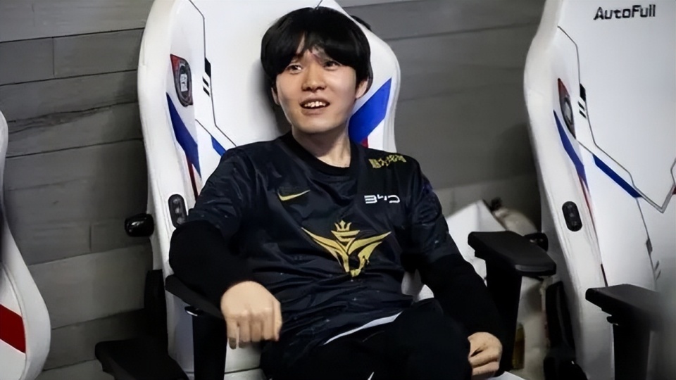 九游娱乐-包含Rookie迎来二十赛季高光表现,FPX球迷沸腾!的词条