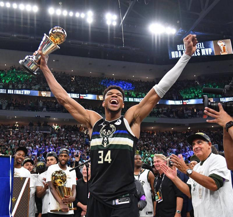 九游体育-关于字母哥在切尔西比赛中惊险取胜，问鼎冠军引发热议！的信息