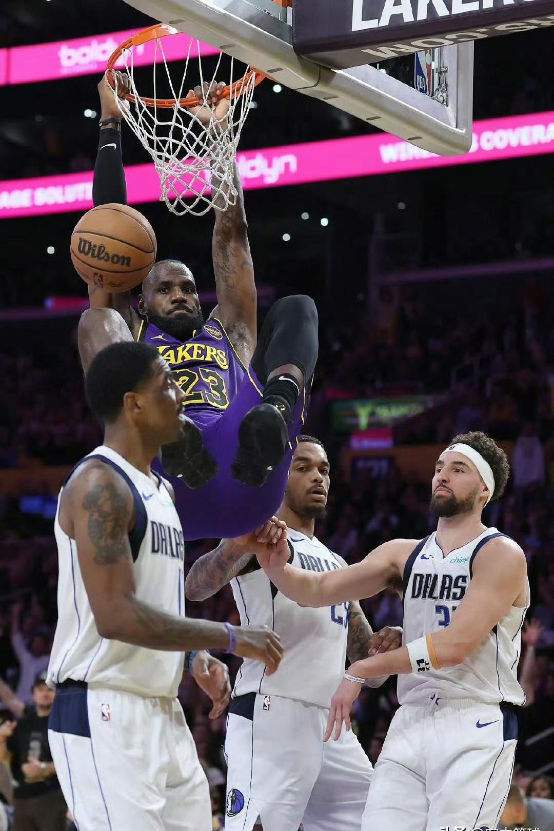 九游娱乐- 詹姆斯在独行侠比赛中突破纪录,败北引发热议的原因 